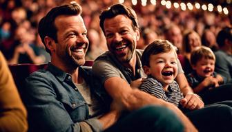 Jason Sudeikis sitzt mit Sohn Otis in der ersten Reihe